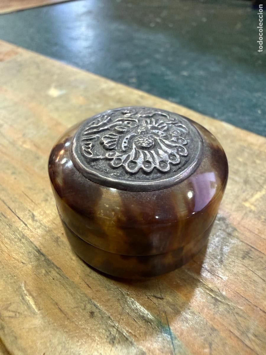 Antig&uuml;edades: ANTIGUA CAJA PASTILLERO DE CAREY Y RELIEVE EN PLATA - MEDIDA 3X2 CM