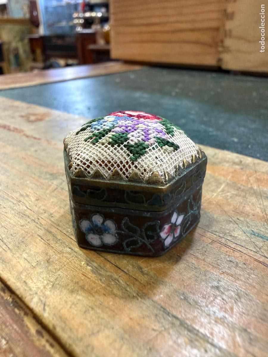 Antig&uuml;edades: ANTIGUA CAJA PASTILLERO DE METAL Y ESMALTE EN FORMA DE BUHO - MEDIDA 3X3X2 CM