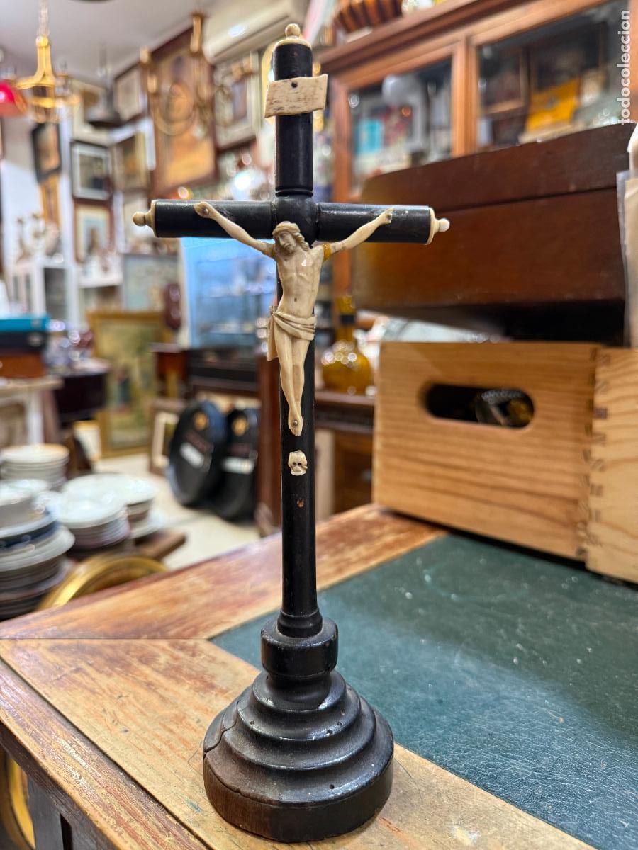 Antig&uuml;edades: ANTIGUO CRUSTO CRUCIFICADO TALLADO EN HUESO Y CRUZ DE MADERA - MEDIDA TOTAL 26 Y CRISTO 7 CM