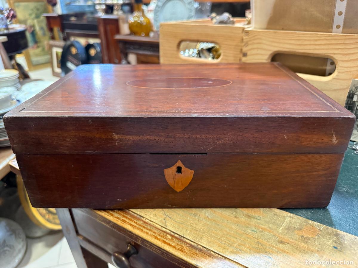 Antig&uuml;edades: ANTIGUA Y PRECIOSA CAJA DE MADERA EN CAOBA Y MARQUETERIA - MEDIDA 32X21,5X10,5 CM
