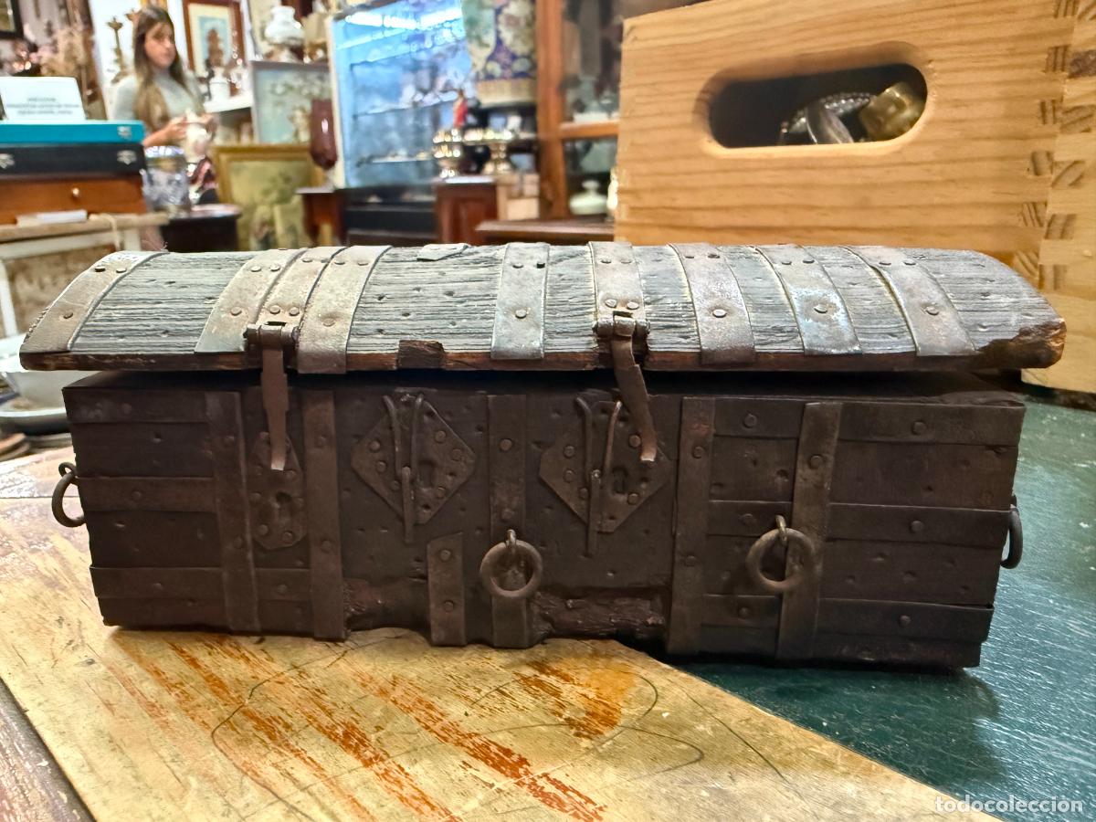 Antig&uuml;edades: ANTIGUA CAJA JOYERO EN FORMA DE ARCON EN MADERA Y REMATES EN METAL - MEDIDA 17X8X7 CM