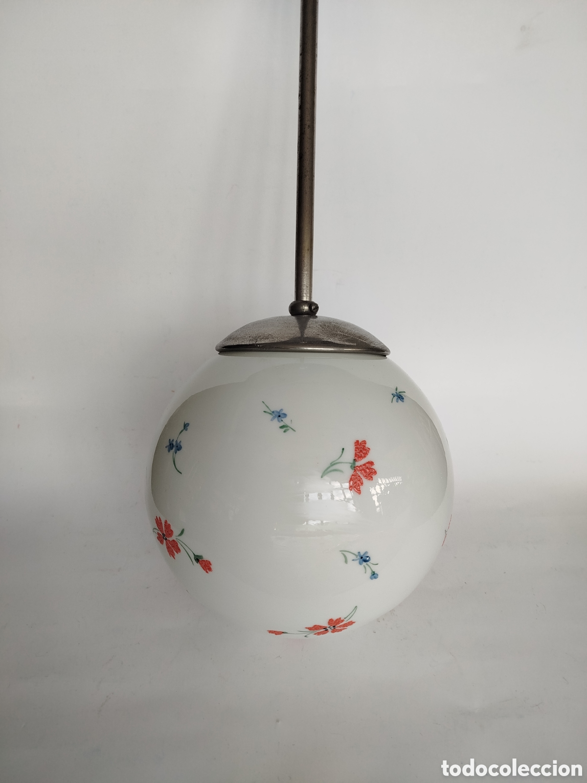 Antig&uuml;edades: LAMPARA DE TECHO DE OPALINA CON DECORACI&Oacute;N DE FLORES CON RELIEVE Y BRAZO DE LAT&Oacute;N NIQUELADO. PP.S.XX