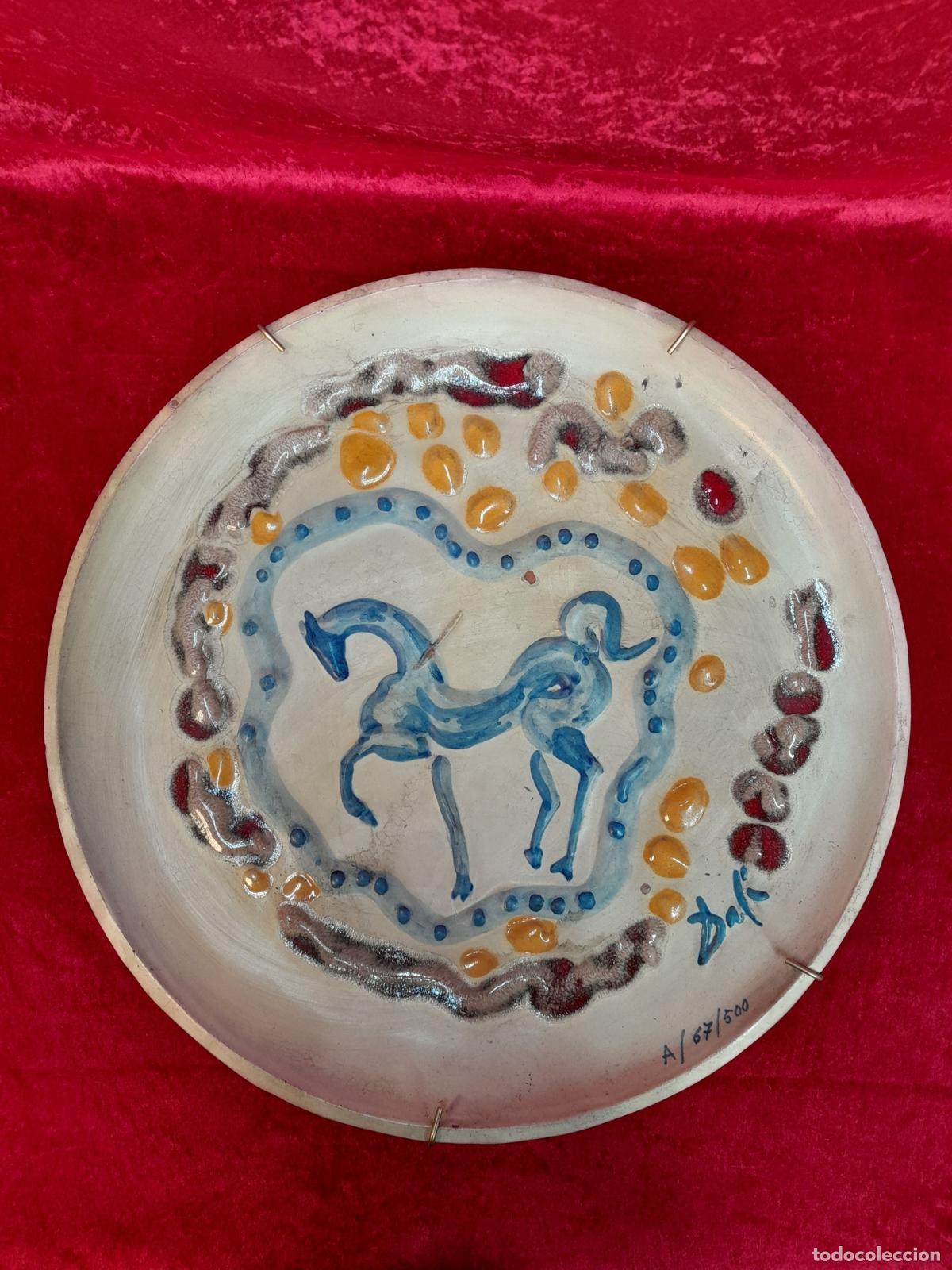 Antig&uuml;edades: PLATO DECORATIVO &ldquo;LE CHEVAL BLEU&rdquo; (EL CABALLO AZUL)- SALVADOR DAL&Iacute;. 1980.