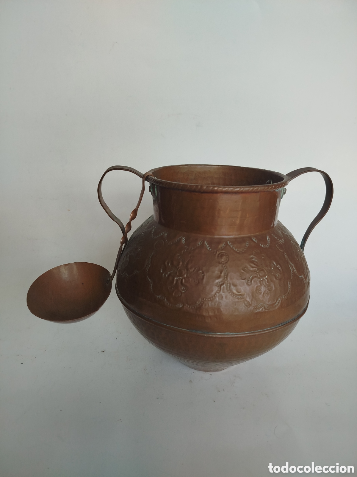Antig&uuml;edades: ANTIGUO JARRON DE COBRE REPUJADO CON MOTIVOS FLORALES Y CACILLO.