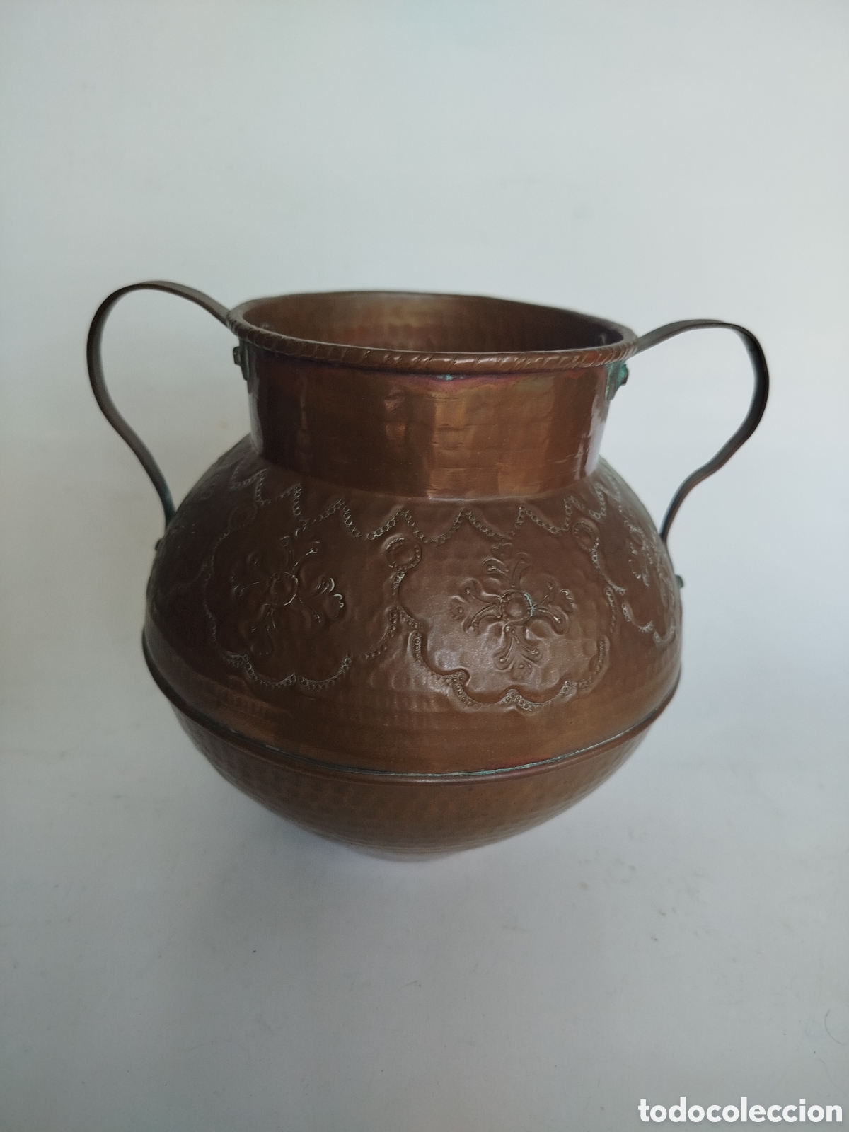 Antig&uuml;edades: ANTIGUO JARRON DE COBRE REPUJADO CON MOTIVOS FLORALES.