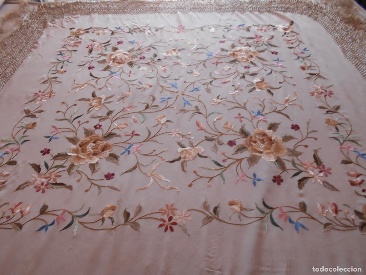 Antiques: BONITO MANTON DE MANILA EN CRESPON EN TONO BEY BORDADO A MANO, MIDE 1,14 X 1,14 METROS MAS 57 CMS. F