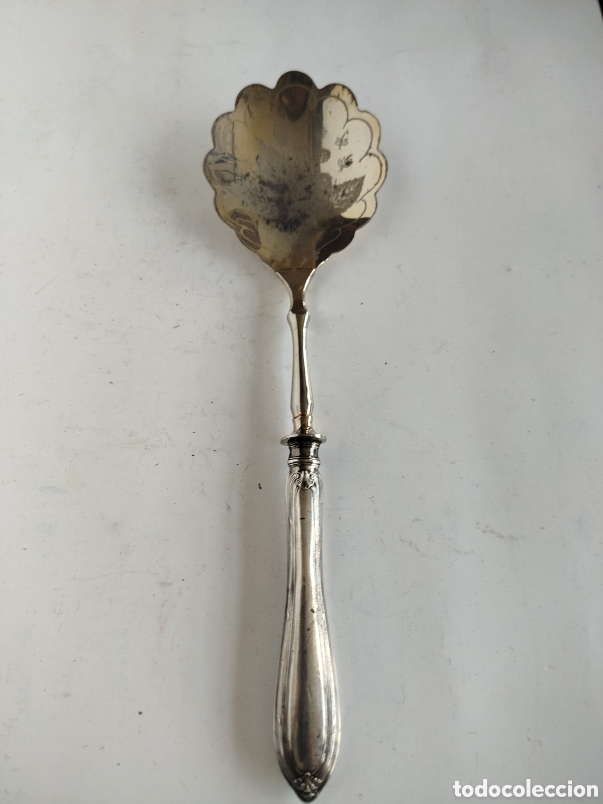 Antig&uuml;edades: CUCHARA PARA SERVIR FRESAS. METAL DORADO Y MANGO DE PLATA.