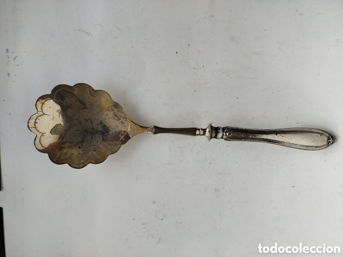 Antig&uuml;edades: CUCHARA PARA SERVIR FRESAS. METAL DORADO Y MANGO DE PLATA.