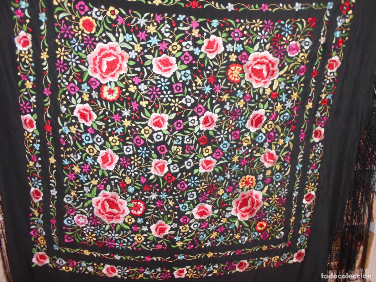 Antiques: BONITO MANTON DE MANILA EN CRESPON EN TONO NEGRO BORDADO A MANO, MIDE 1,37 X 1,37 METROS + 58 CMS. F