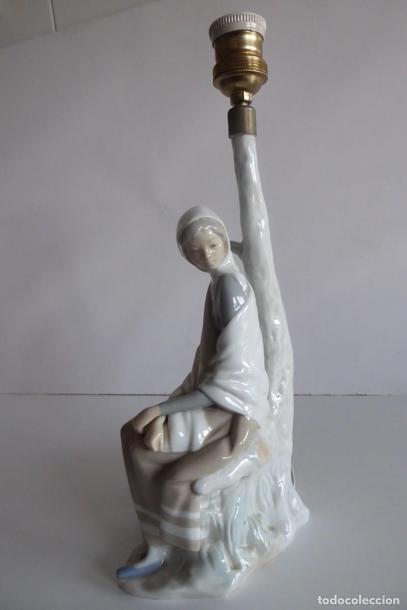 Antig&uuml;edades: L&Aacute;MPARA LLADR&Oacute; A&Ntilde;OS 60 &rdquo;PASTORA SENTADA&rdquo; - PERFECTO ESTADO