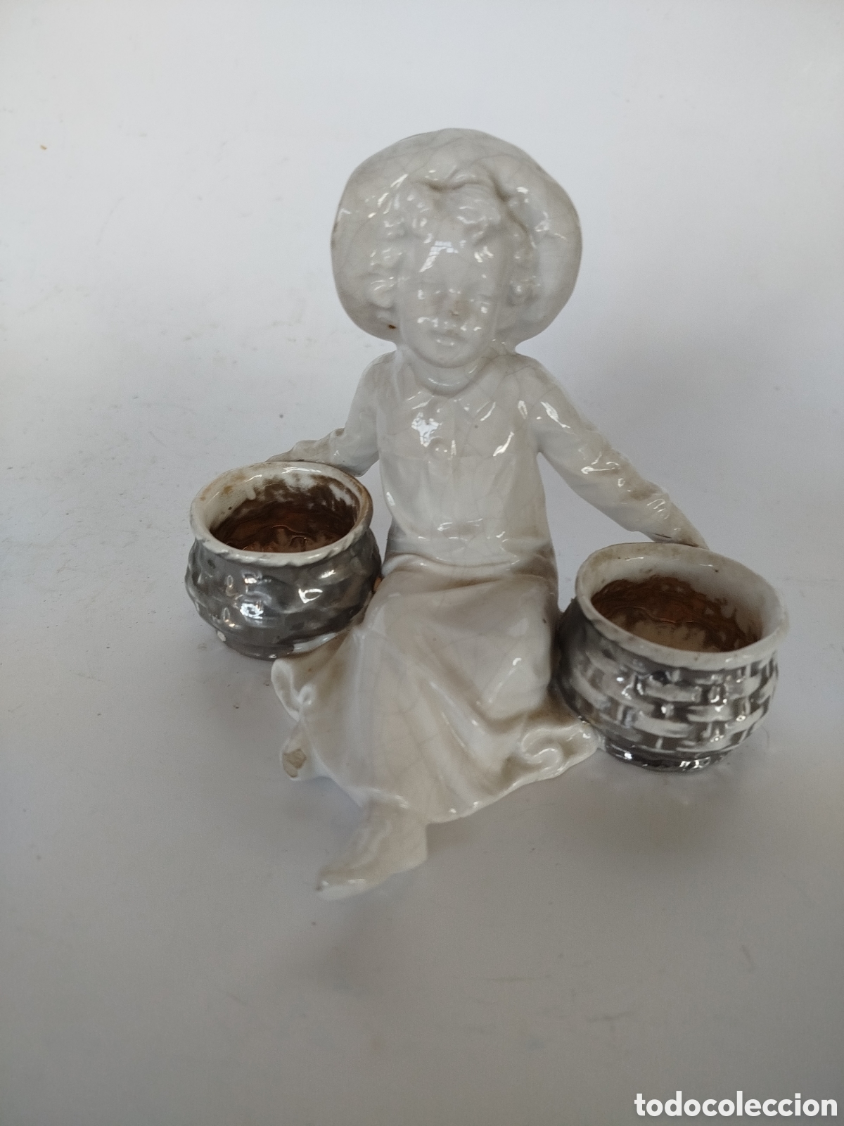 Antig&uuml;edades: ANTIGUA FIGURA DE LOZA. SALERO Y PIMENTERO.