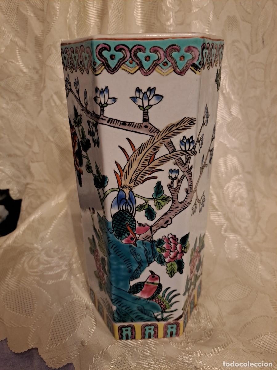 Antig&uuml;edades: Precioso jarr&oacute;n de porcelana china, aves ex&oacute;ticas, pintado a mano, sellado hexagonal.