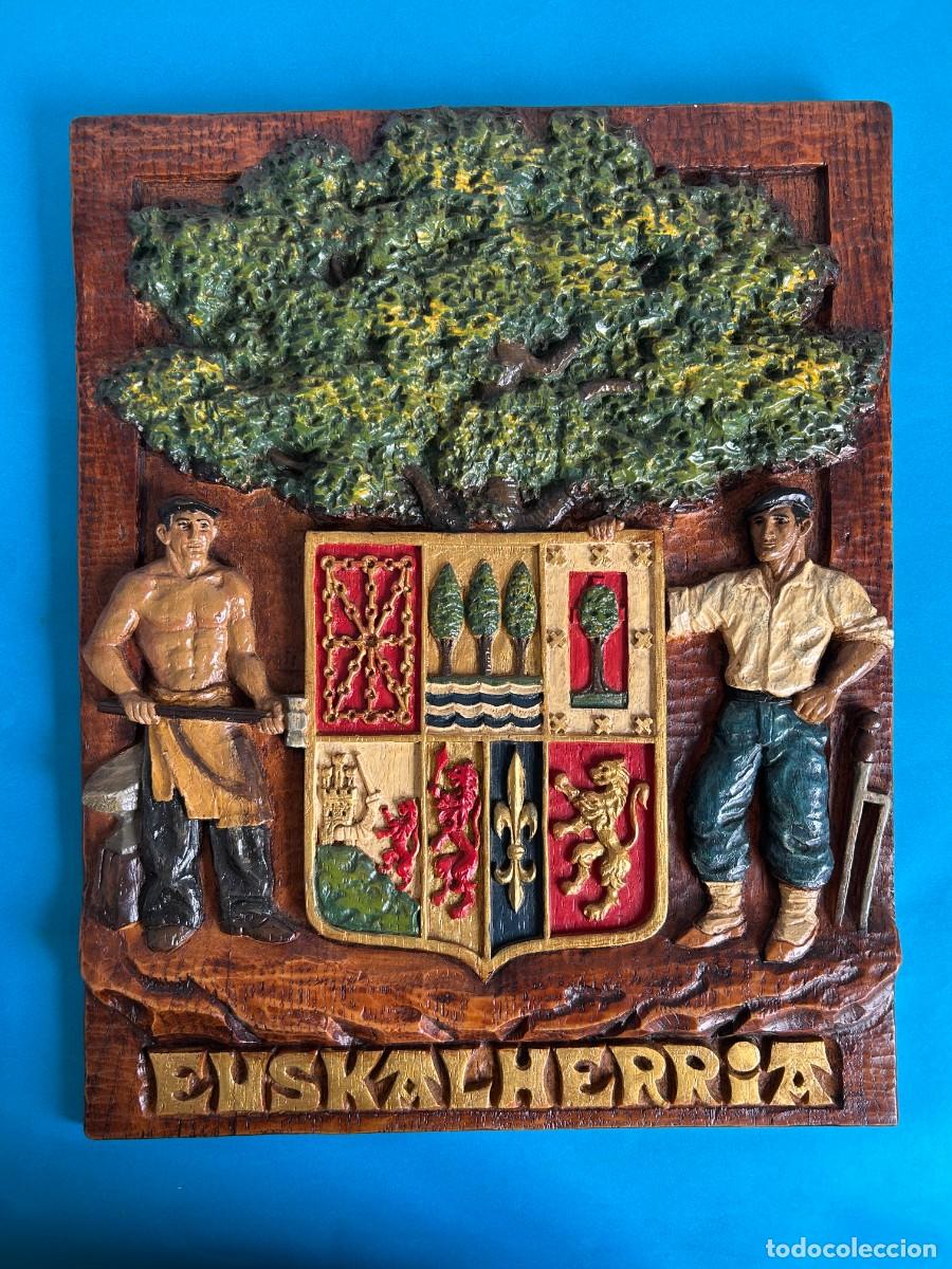 Antig&uuml;edades: CUADRO EN RELIEVE EUSKAL HERRIA IMITACION MADERA ESCUDO EUSKADI