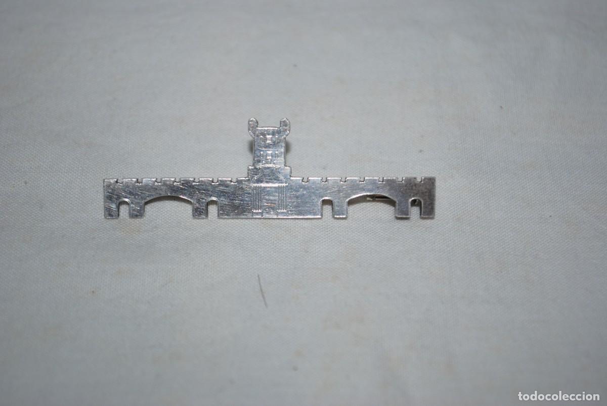Antig&uuml;edades: BROCHE DE PLATA , EN FORMA DE LAS PUERTAS DE TIERRAS DE CADIZ . - Foto 1