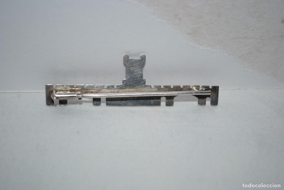 Antig&uuml;edades: BROCHE DE PLATA , EN FORMA DE LAS PUERTAS DE TIERRAS DE CADIZ . - Foto 2