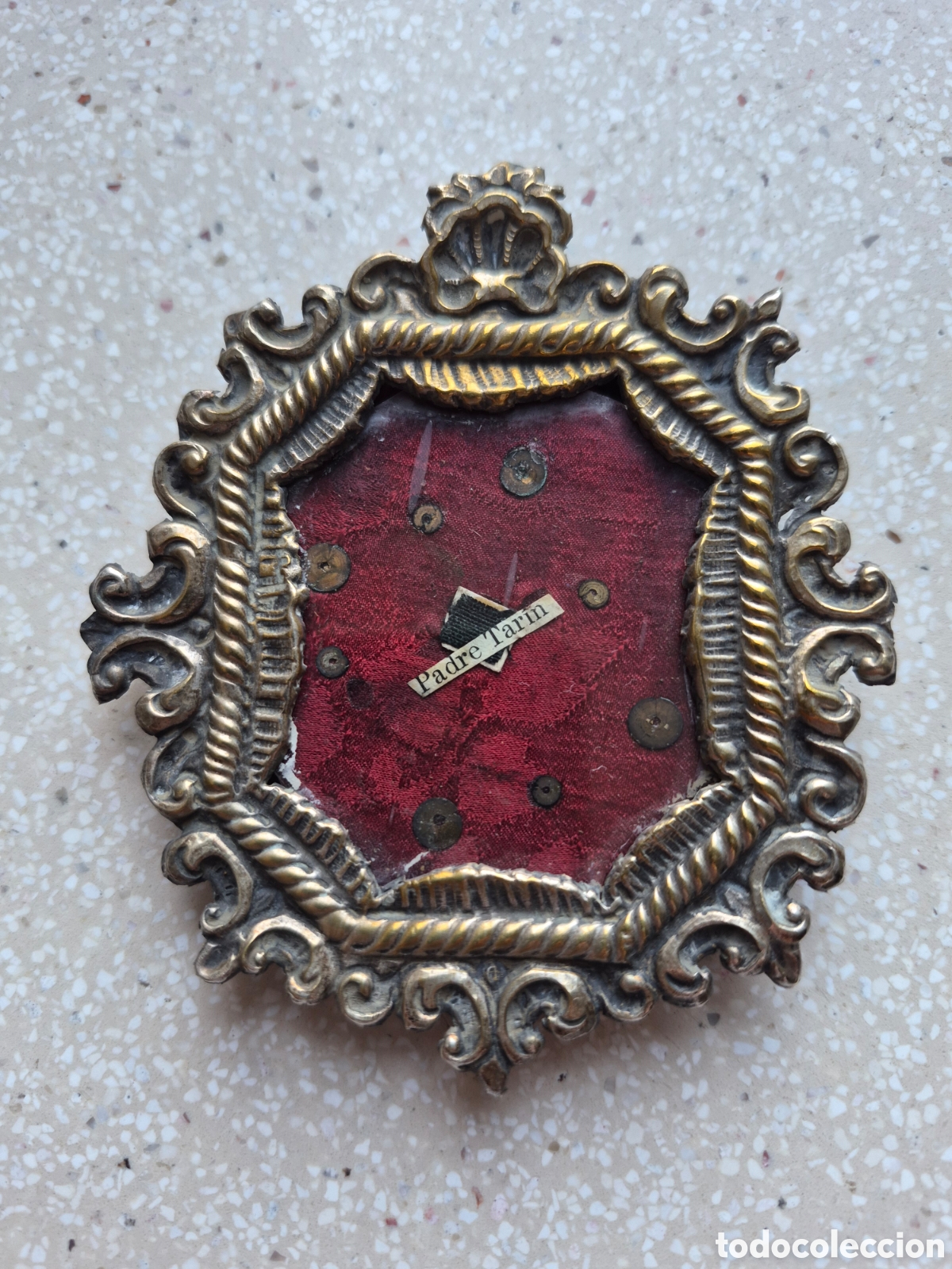 Antig&uuml;edades: RELICARIO con RELIQUIA del PADRE TAR&Iacute;N - En Marco Metal Repujado - 10,5 x 9 cm. - Antiguo