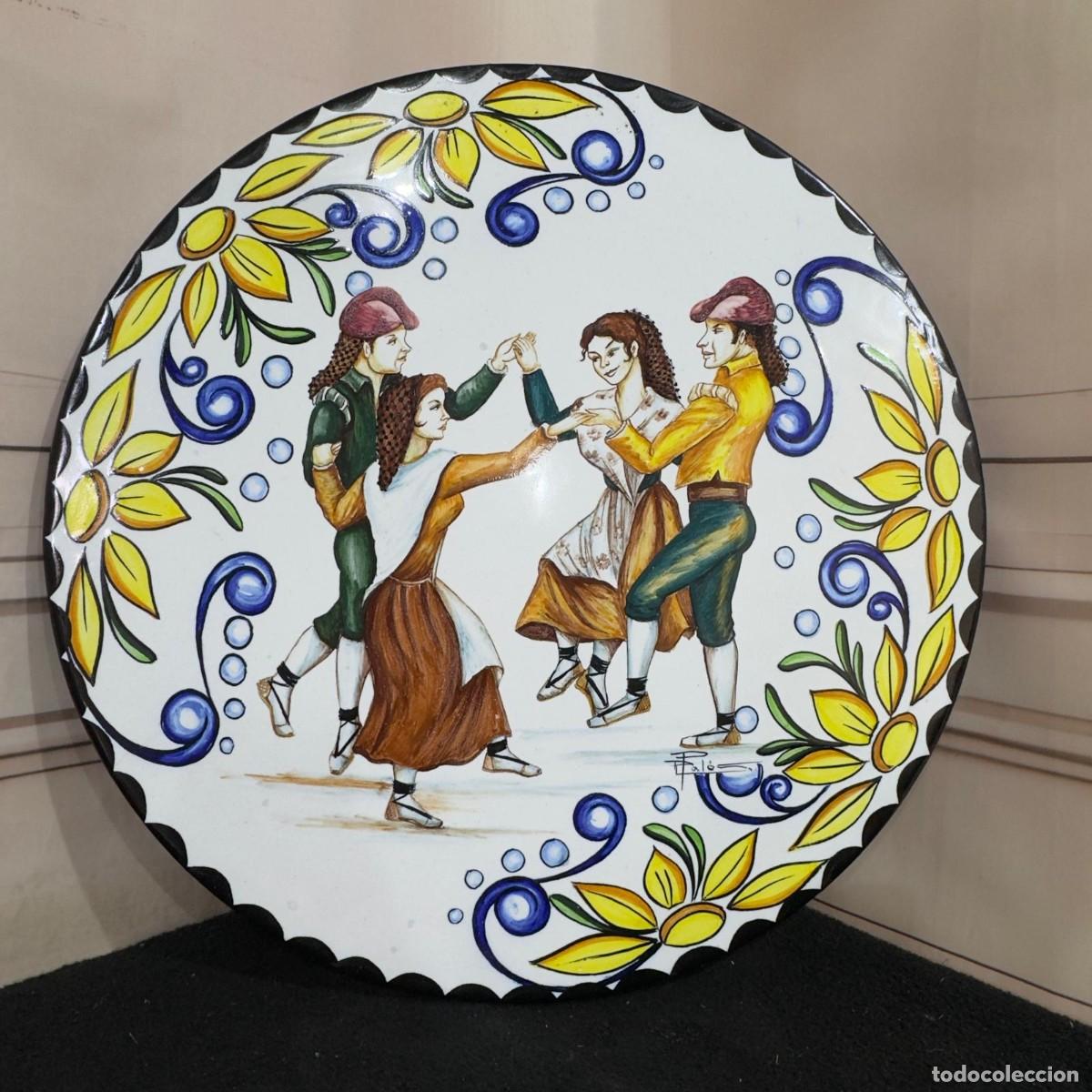 Antig&uuml;edades: Bandeja de cer&aacute;mica de Puente del Arzobispo (Toledo), pintada a mano y firmada 59 cm S.XX