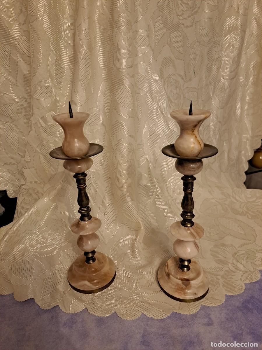 Antig&uuml;edades: Preciosa pareja de candelabros de &oacute;nix y lat&oacute;n.