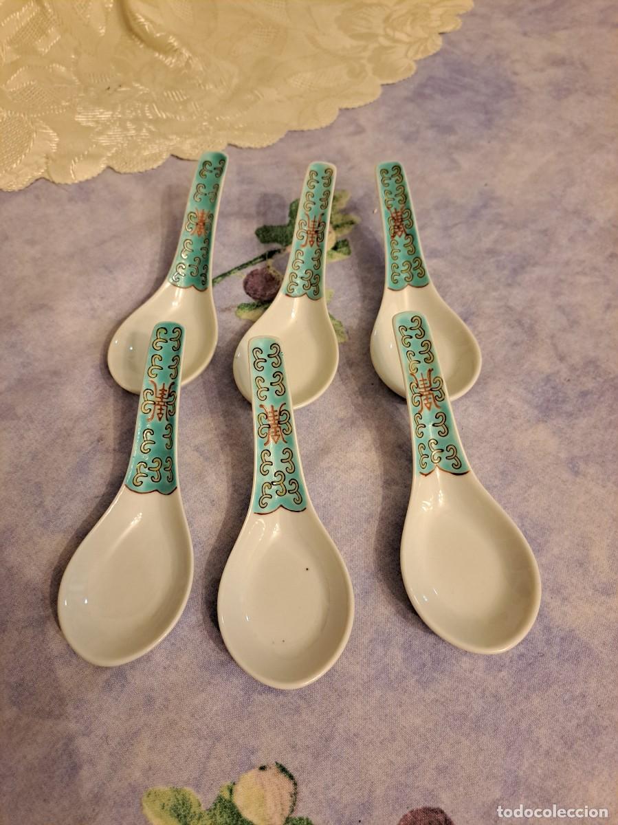 Antig&uuml;edades: Lote de 6 cucharas de porcelana china, turquesa y blanco, selladas.