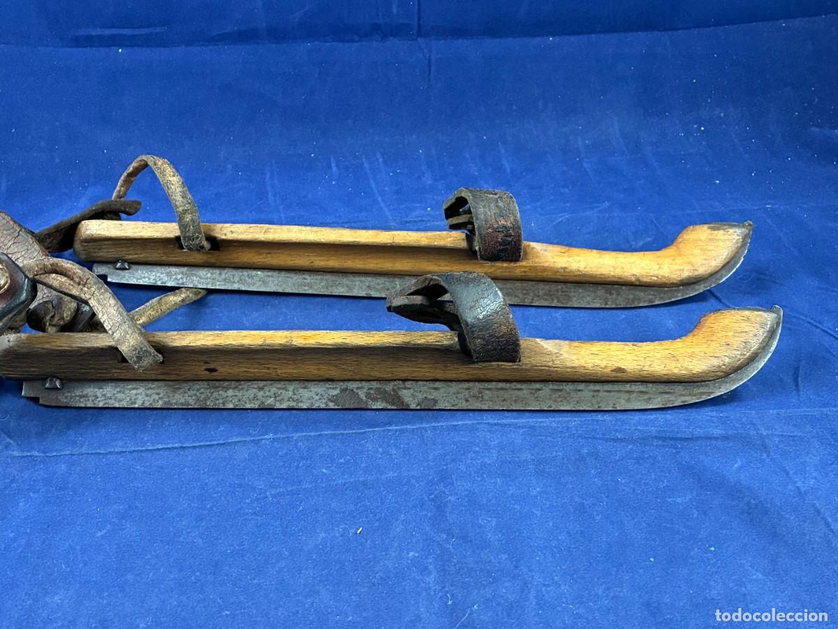 Antig&uuml;edades: Patines hielo madera cuero An&oacute;nimo c.1900 s/e Buen estado. Originales, muy decorativos.