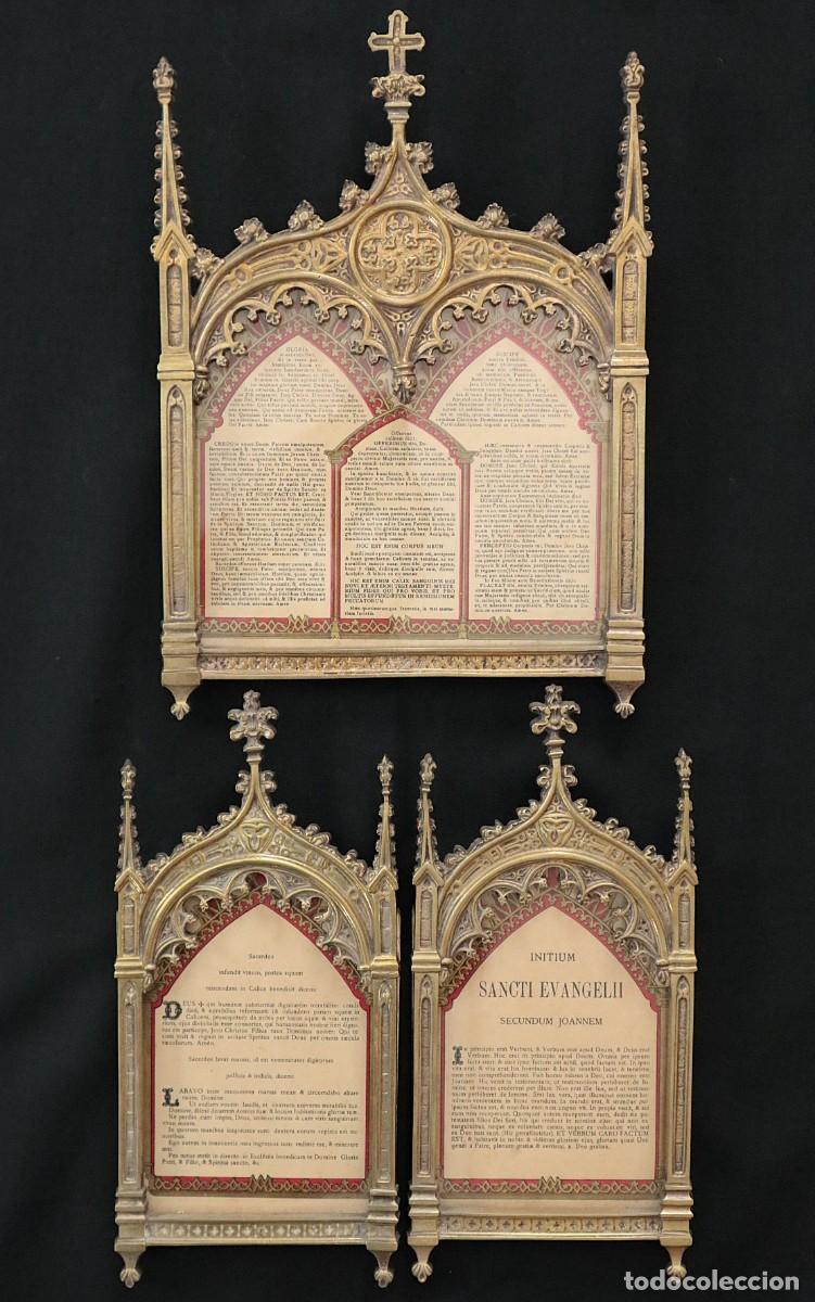 Antig&uuml;edades: Tr&iacute;ptico de sacras de estilo neog&oacute;tico elaboradas en bronce dorado. Hacia 1900.