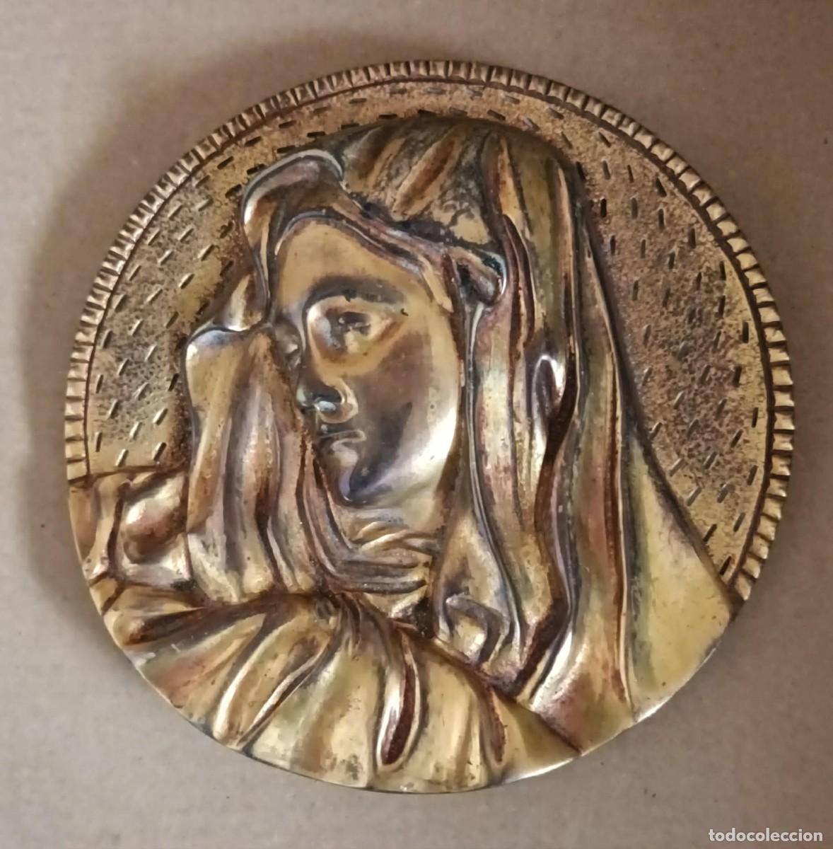 Antig&uuml;edades: Medalla antigua de gran tama&ntilde;o de metal macizo con la imagen de una santa colecci&oacute;n