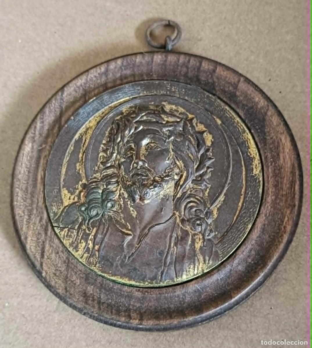 Antig&uuml;edades: Medalla medall&oacute;n religiosa antigua metal madera rostro de Cristo corona espinas colecci&oacute;n