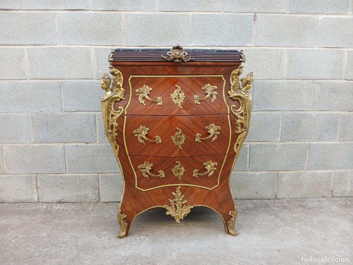 Antig&uuml;edades: C&oacute;moda antigua estilo Luis XV. C&oacute;moda Cajonera abombada bomb&eacute; estilo Barroco. Sinfonier antiguo.