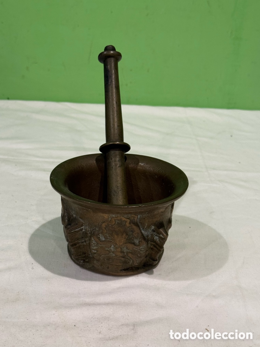 Antig&uuml;edades: Mortero antiguo de bronce con maja del siglo XIX o anterior decorado en relieve