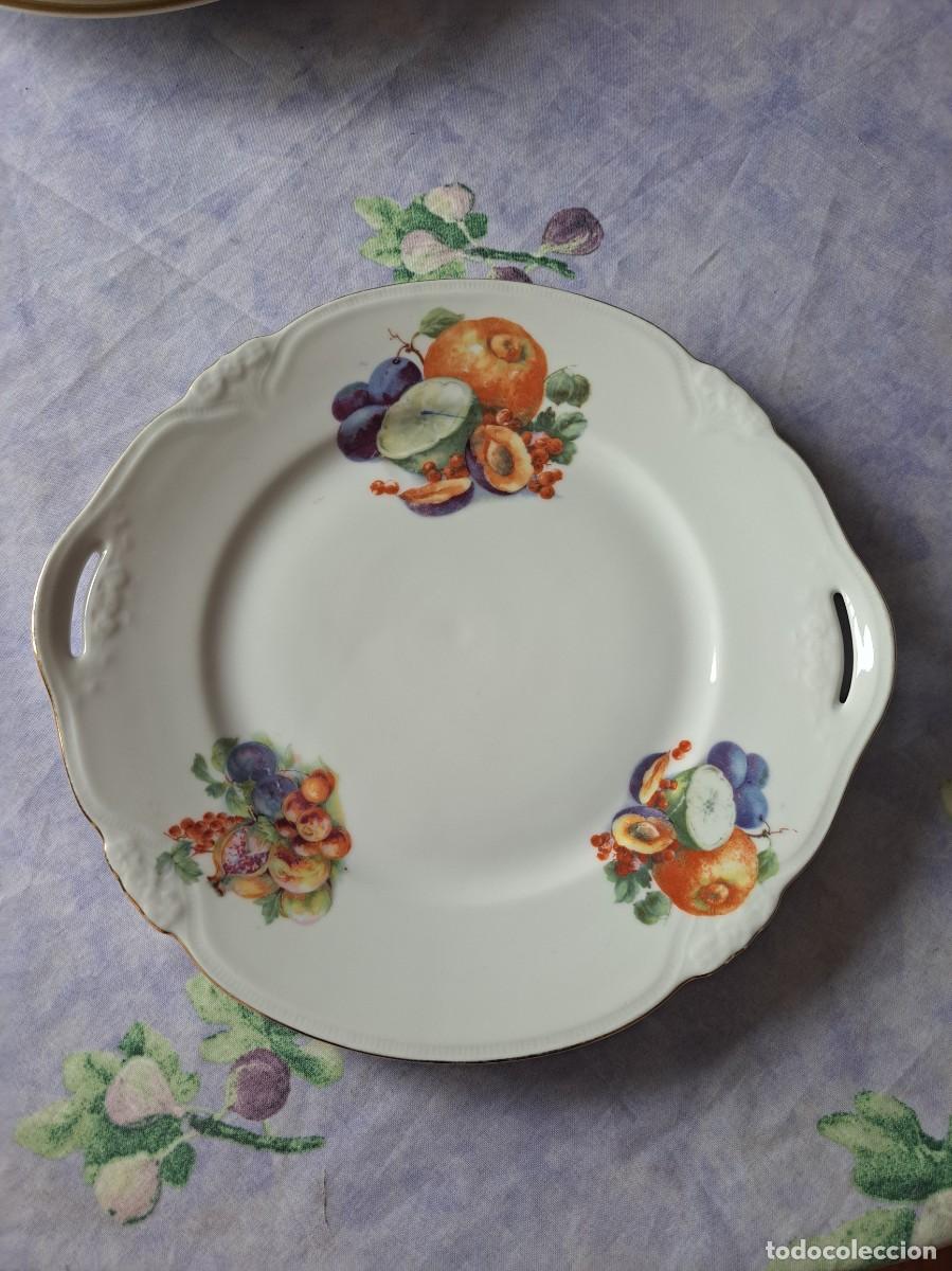 Antig&uuml;edades: Precioso bandeja para tartas de porcelana , decorada con frutas