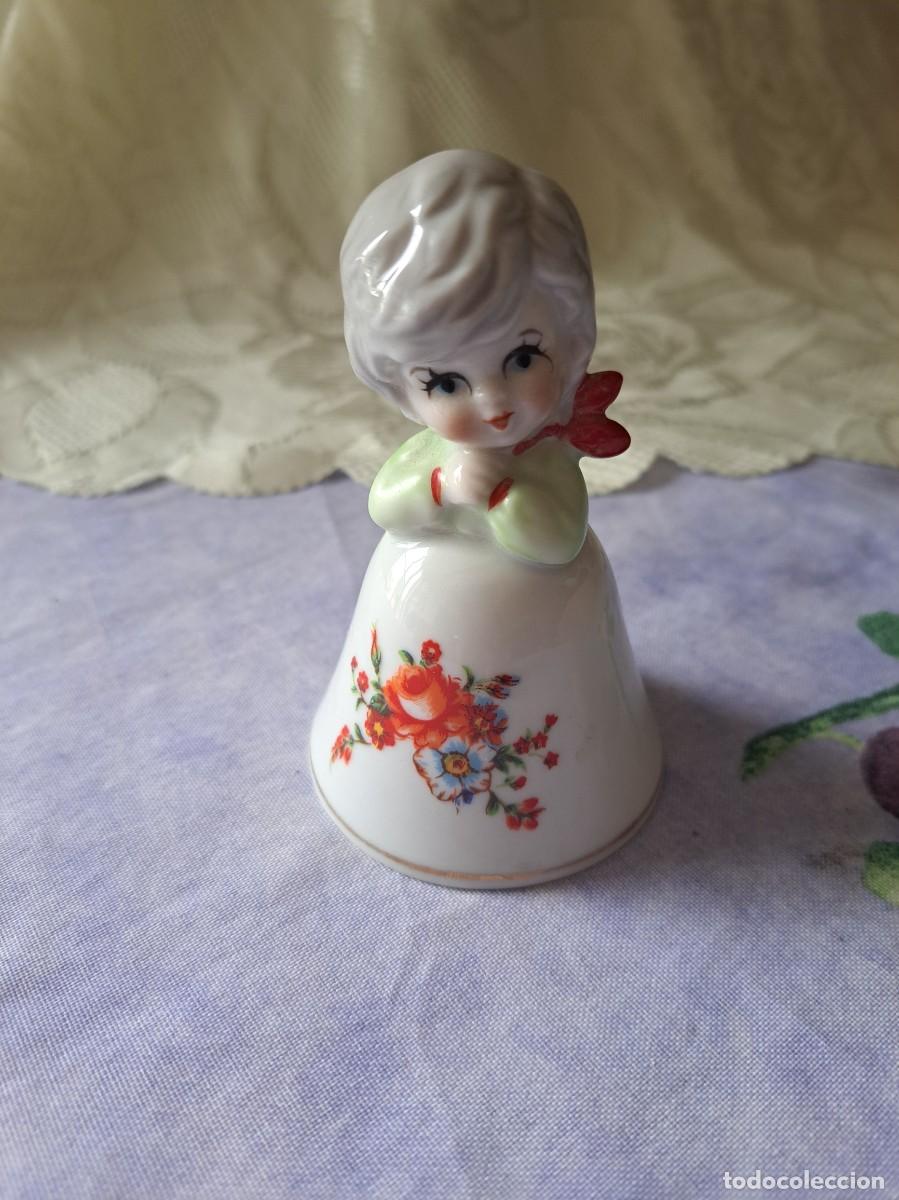 Antig&uuml;edades: Preciosa campana de porcelana ni&ntilde;a biscuit.