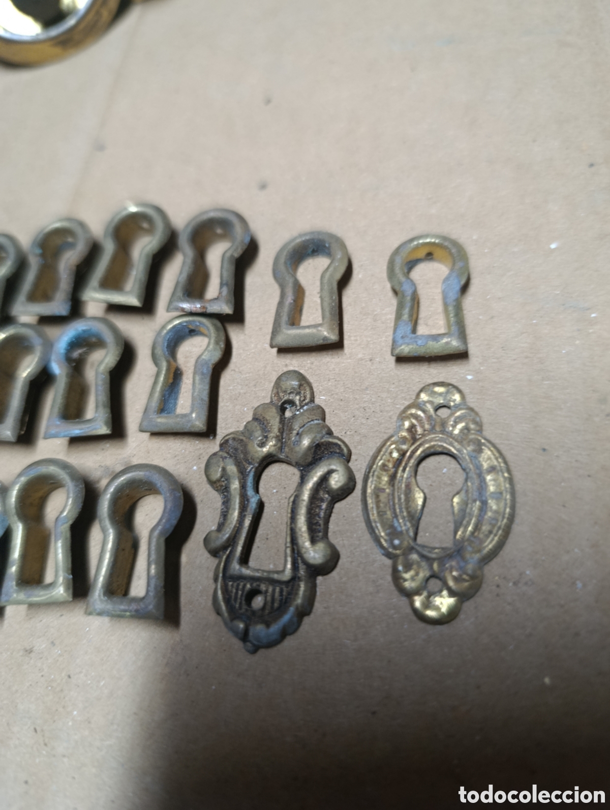 Antig&uuml;edades: Lote de 16 bocallaves de laton. - Foto 2