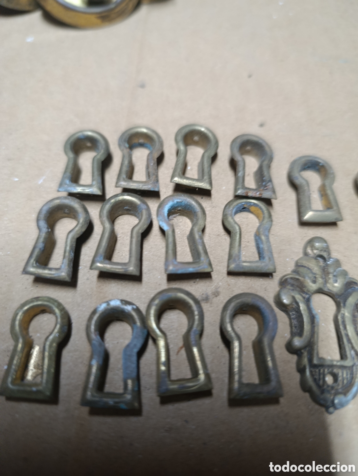 Antig&uuml;edades: Lote de 16 bocallaves de laton. - Foto 4