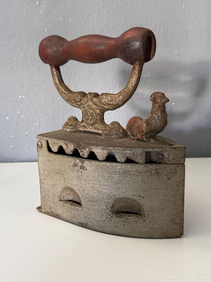 Antig&uuml;edades: Antigua plancha de hierro fundido de carb&oacute;n
