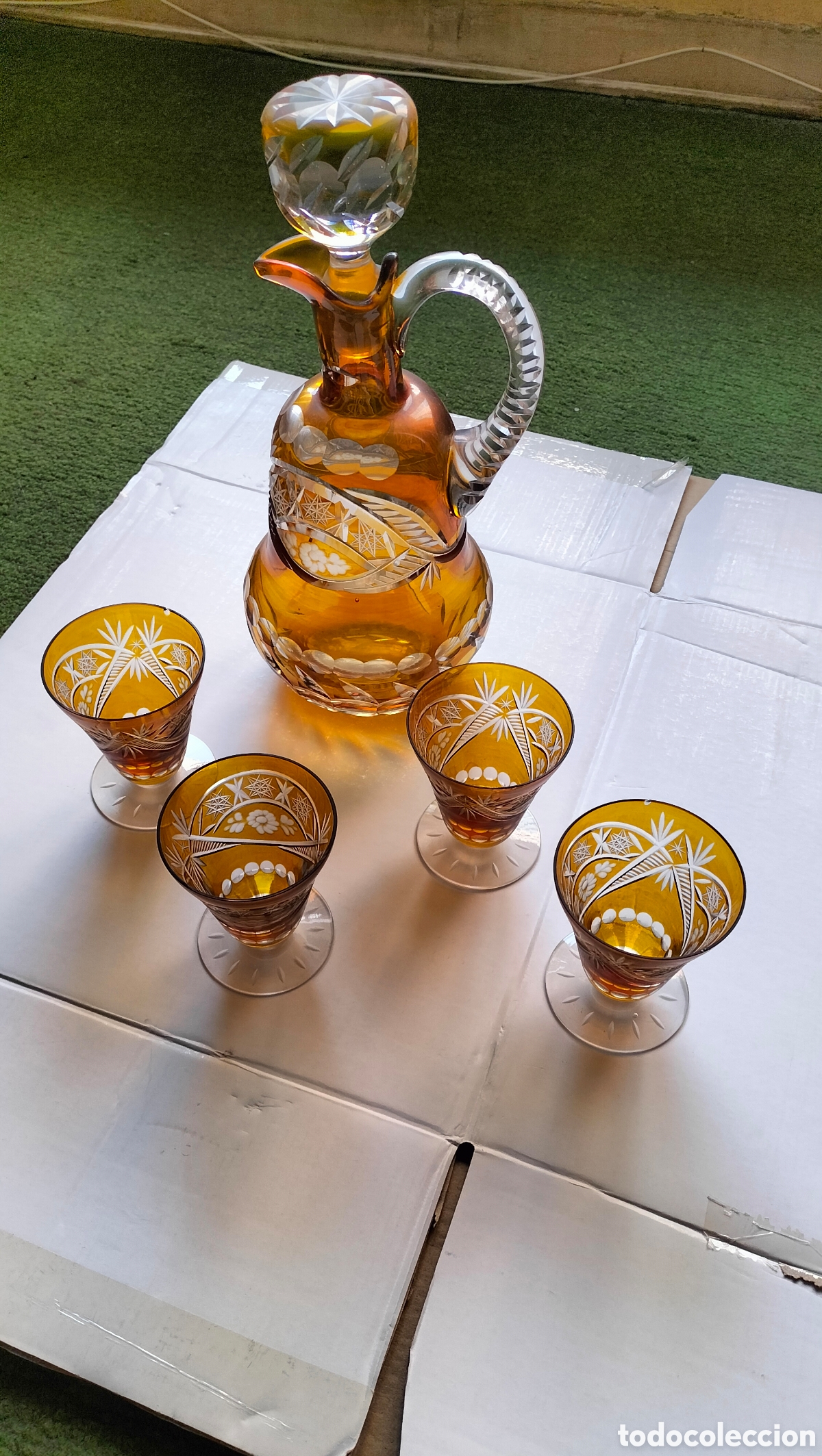 Antig&uuml;edades: Licorera y vasos tallados de cristal
