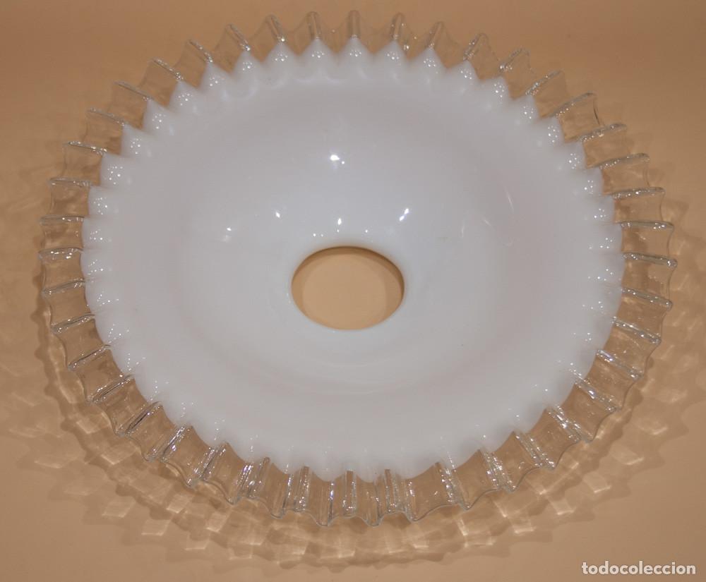 Antig&uuml;edades: ANTIGUA TULIPA DE OPALINA BLANCA CON BORDES ONDULADOS.