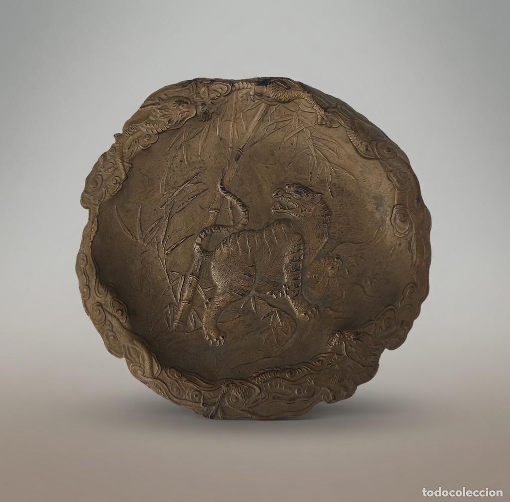 Antig&uuml;edades: Ca. 1900 PLATO CHINO DE ALEACI&Oacute;N DE LAT&Oacute;N REPUJADO CON TIGRE Y DRAGONES