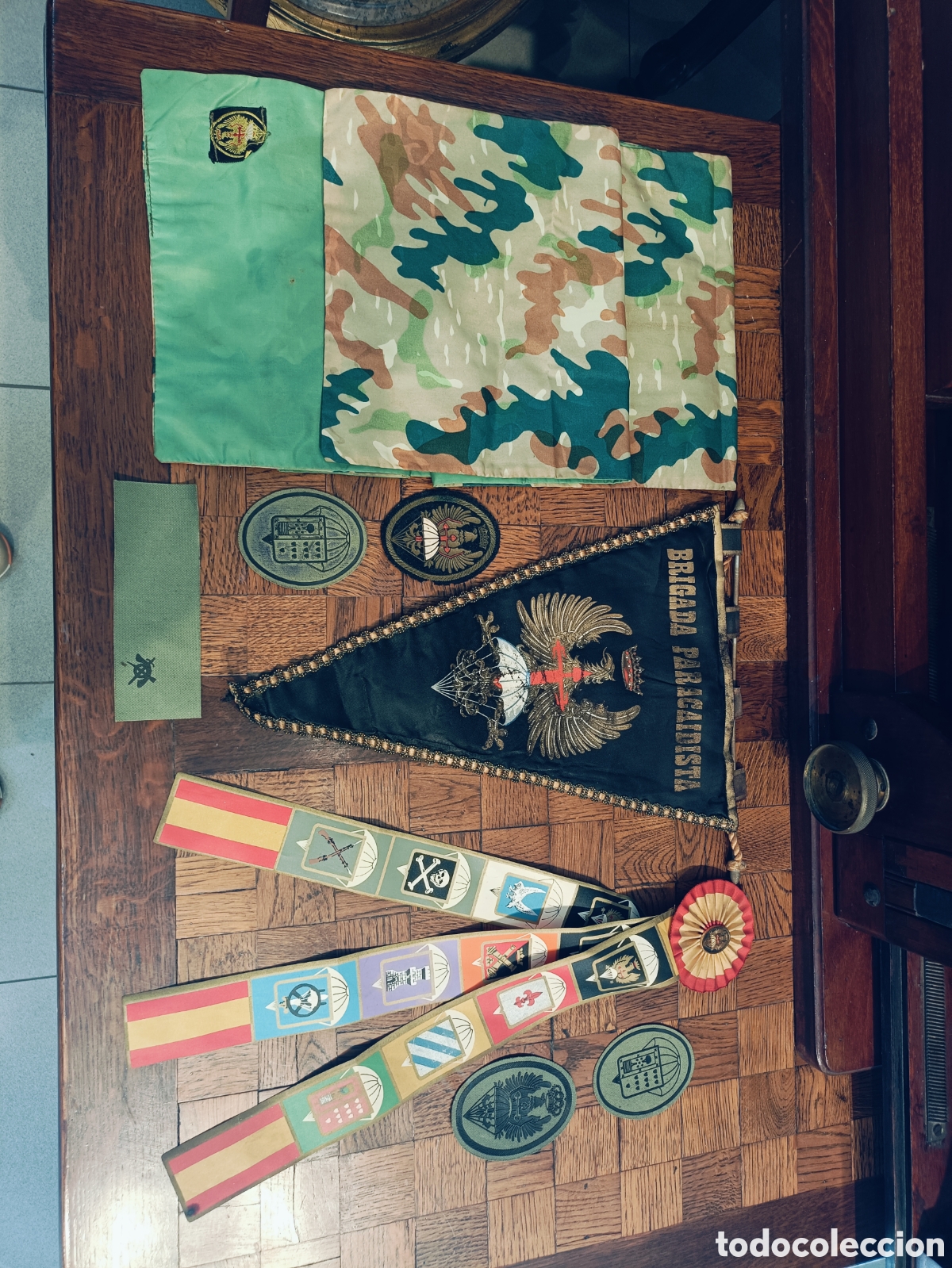 Antig&uuml;edades: LOTE EJERCITO ESPA&Ntilde;OL. BRIGADA PARACAIDISTA . CORBATIN , PARCHES, BANDER&Iacute;N ,PA&Ntilde;UELO