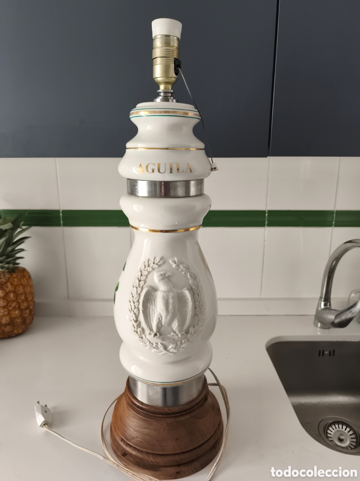 Antig&uuml;edades: Antigua lampara de porcelana Cervezas El &Aacute;guila, en perfecto estado funciona