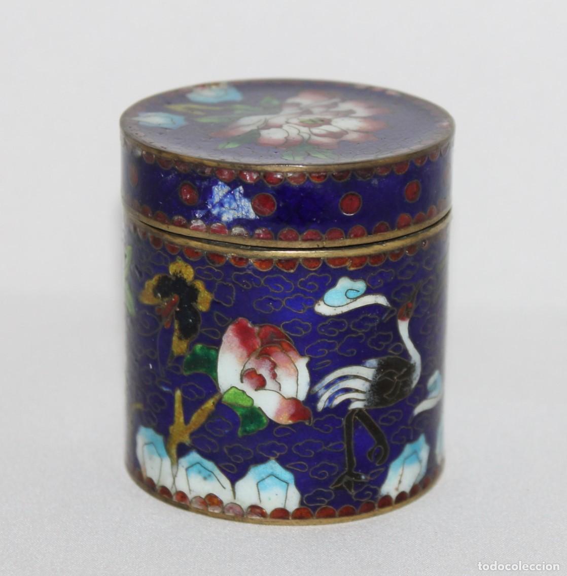 Antig&uuml;edades: Caja cloisonn&eacute; china con grullas y flores sobre fondo azul. Siglo XX