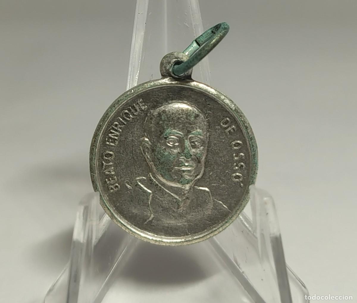 Antig&uuml;edades: Medalla religiosa RELICARIO: EX INDUMENTIS. BEATO ENRIQUE DE OSSO. M275