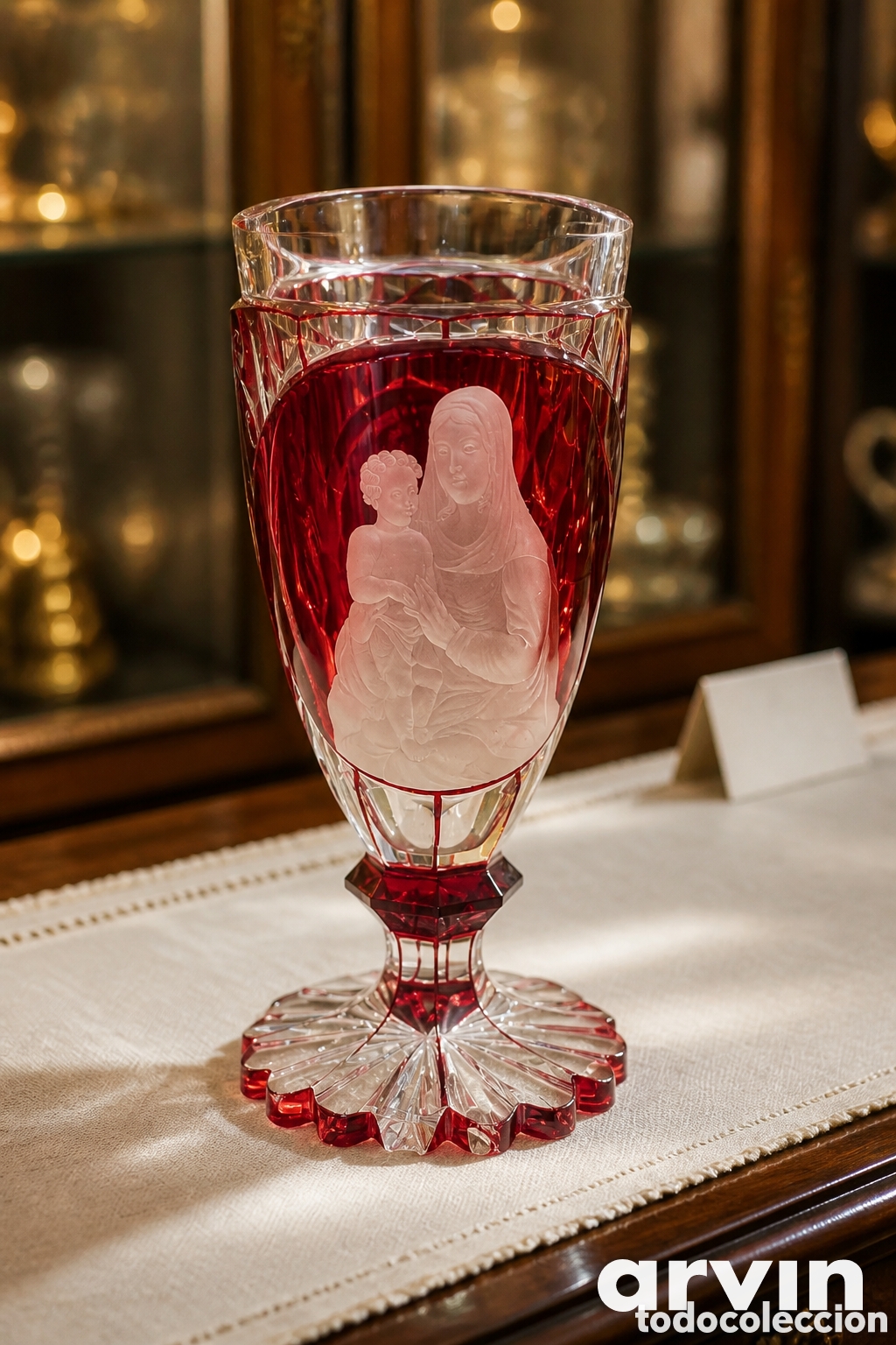 Antig&uuml;edades: ANTIGUA COPA DE CRISTAL TALLADO BOHEMIA COLOR ROJO INTENSO, GRABADO LA VIRGEN CON NI&Ntilde;O. 16.5cm alto,