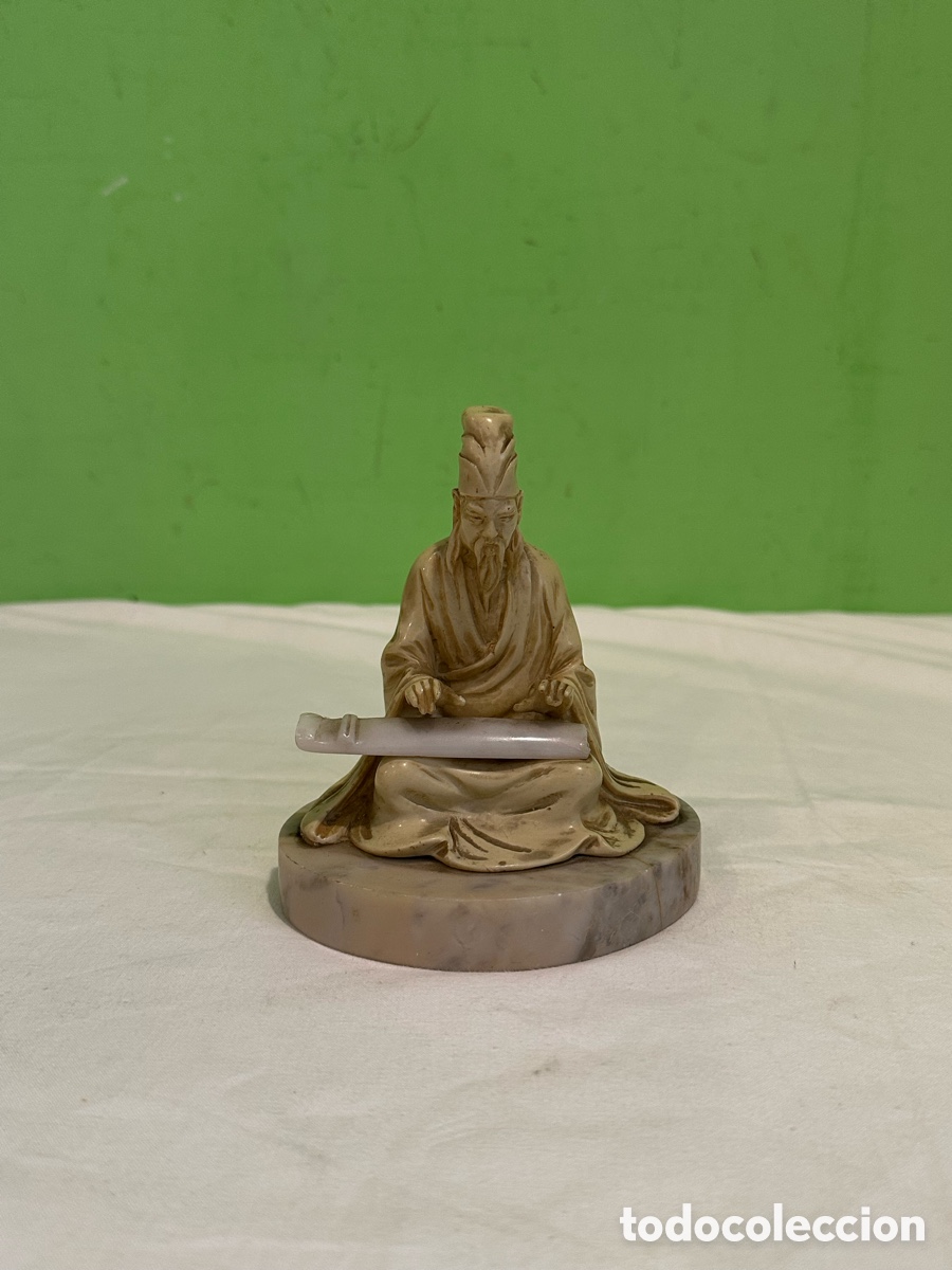 Antig&uuml;edades: Figura oriental sabio chino con instrumento tallado estilo marfil base marmoleada