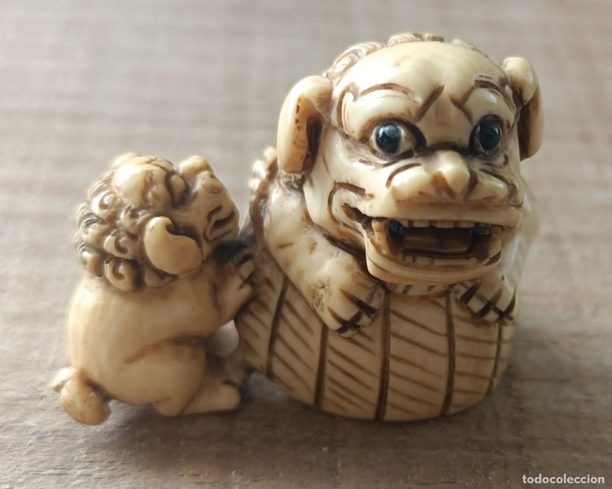 Antig&uuml;edades: Antiguo netsuke de shishi con cria perro fu esculpida firmado colecci&oacute;n
