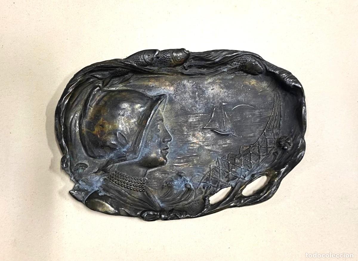 Antig&uuml;edades: Peque&ntilde;a bandeja de bronce modernista con relieve, 1920's, Art Nouveau, tem&aacute;tica marinera.
