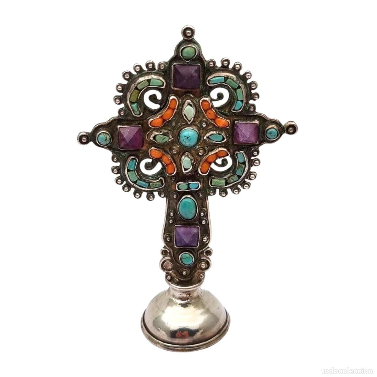 Antig&uuml;edades: Cruz de plata de pie MATL Salas, Matilde Poulat M&eacute;xico, con turquesa, amatista y coral, circa 1960.