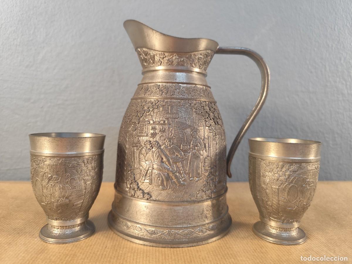 Antig&uuml;edades: Jarra de esta&ntilde;o con dos copas &middot; relieve decorado &middot; pieza punzonada