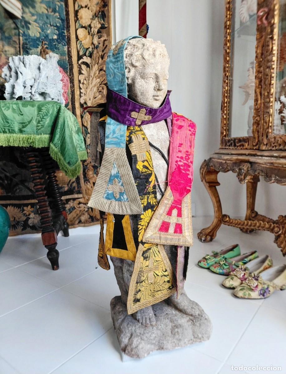 Antig&uuml;edades: Colecci&oacute;n de man&iacute;pulos antiguos. Damasco, seda, iglesia.