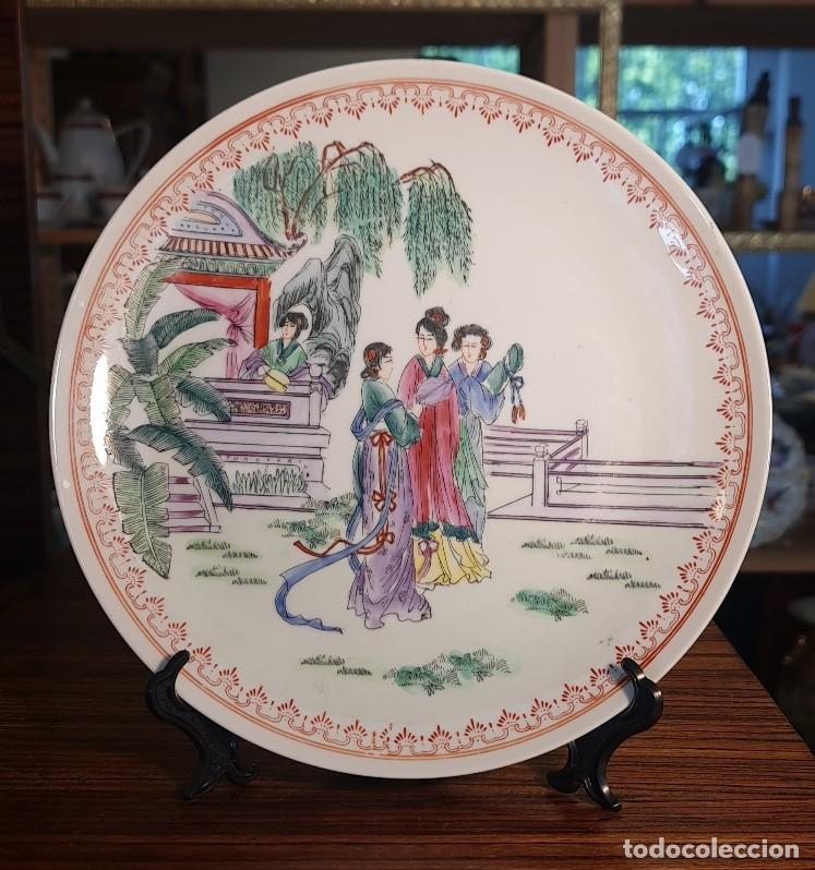 Antig&uuml;edades: Plato cantones cuatro mujeres en jardin 26 cm de di&aacute;metro
