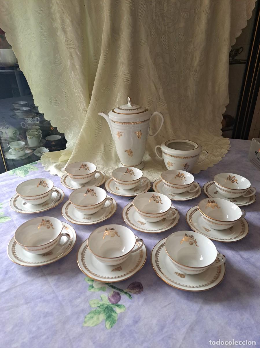 Antig&uuml;edades: Antiguo servicio de t&eacute; de Porcelana de Chartres/S/Cher - Limoges, Flores doradas.24 piezas
